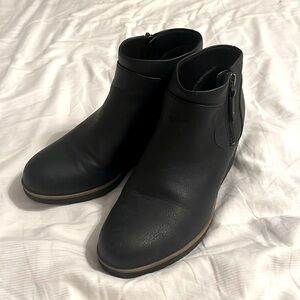 Dr. Scholl’s black faux leather wedge booties size 8.5